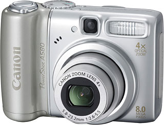Câmera digital Canon PowerShot A580 - Diagonal - Cortesia Canon, editada pelo Câmera versus Câmera