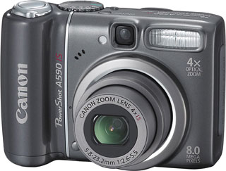 Câmera digital Canon PowerShot A590 IS - Diagonal - Cortesia Canon, editada pelo Câmera versus Câmera