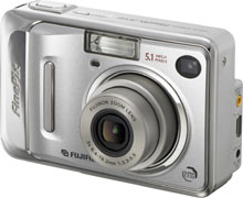 Máquina digital Fujifilm FinePix  A500 - Diagonal - Cortesia da Canon, editada pelo Câmera versus Câmera