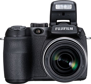 Câmera digital Fujifilm FinePix S1500 - Frente, Flash Pop-Up Erguido