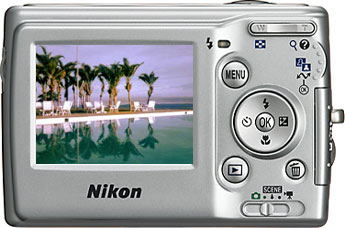 Câmera digital Nikon Coolpix L10 - Cortesia da Nikon, editada pelo Câmera versus Câmera