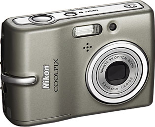Câmera digital Nikon Coolpix L11 - Cortesia da Nikon, editada pelo Câmera versus Câmera