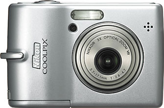 Câmera digital Nikon Coolpix L12 - Cortesia da Nikon, editada pelo Câmera versus Câmera
