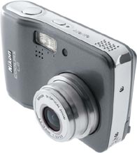 Máquina digital Nikon Coolpix L2 - Diagonal, Topo - Cortesia da Canon, editada pelo Câmera versus Câmera