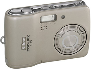Câmera digital Nikon Coolpix L6 - Cortesia da Nikon, editada pelo Câmera versus Câmera