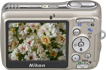 Câmera digital Nikon Coolpix L6 - Cortesia da Nikon, editada pelo Câmera versus Câmera