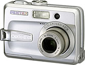 Máquina digital Pentax Optio E10 - Frente - Cortesia da Pentax, editada pelo Câmera versus Câmera