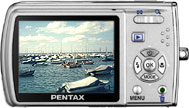 Máquina digital Pentax Optio M30 - Costas - Cortesia da Pentax, editada pelo Câmera versus Câmera
