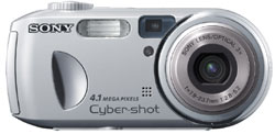 Máquina digital Sony Cyber-shot DSC-P73 - Frente - Cortesia da Sony, editada pelo Câmera versus Câmera