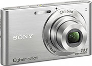 Máquina digital Sony Cyber-shot DSC-W320 - Diagonal - Cortesia da Sony, editada pelo Câmera versus Câmera