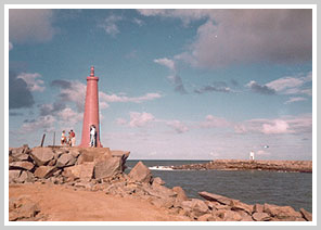 Farol sobre rochedos à beira-mar: color cast altera as cores reais