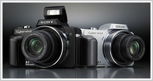Câmeras Sony DSC-H10: preta com flash pop-up erguido e prata com ele recuado