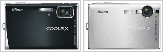 Câmeras Nikon Coolpix, lado-a-lado, uma preta outra prata, de frente