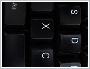 Macrofotografia de teclado de computador preto com letras brancas, letras S, D, X, C