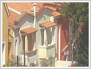Fachada de dois sobrados germinados com varanda no andar de cima