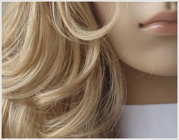 Detalhe tamanho natural, região de lábios e cabelo, mostra nível de detalhes finos
