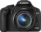 Máquina digital Canon EOS 500D / EOS Rebel T1i - Frente - Cortesia da Canon, editada pelo Câmera versus Câmera