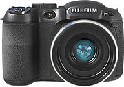 Máquina digital Fujifilm FinePix S1800 - Cortesia da Fujifilm, editada pelo Câmera versus Câmera
