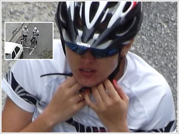 Casal de ciclistas, em destaque recorte tamanho natural da moça com capacete, zoom 30x