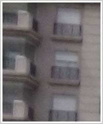 Recorte tamanho natural da borda esquerda de foto urbana com edifícios