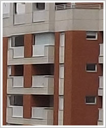 Recorte tamanho natural da área central, mais nítida, desta mesma foto de edifícios