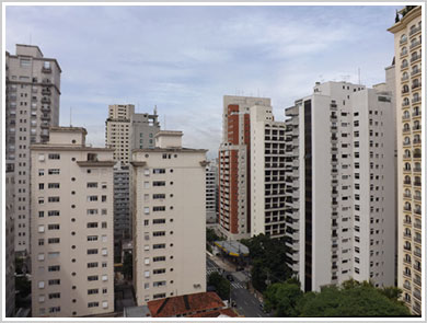 Paisagem com edifícios: os das bordas da foto apresentam encurvatura côncava