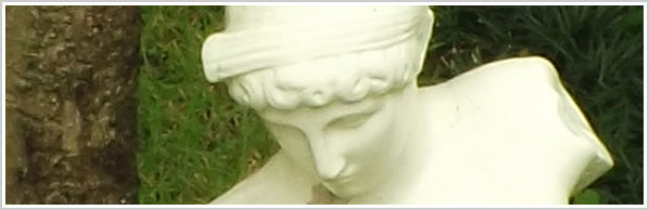 Detalhe de estátua branca em jardim, zoom 30x, nitidez no ISO 100 da Fujifilm S4500