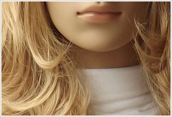 Detalhe tamanho natural, região de lábios, gola blusa e cabelos, mostra nível de detalhes