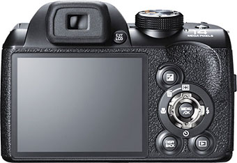 Câmera digital Fujifilm FinePix S4500 - Cortesia Fujifilm, editada pelo Câmera versus Câmera