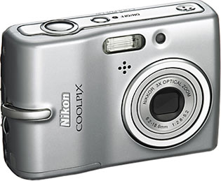 Câmera digital Nikon Coolpix L10 - Cortesia da Nikon, editada pelo Câmera versus Câmera