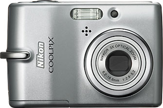 Câmera digital Nikon Coolpix L10 - Cortesia da Nikon, editada pelo Câmera versus Câmera