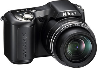Câmera digital Nikon Coolpix L100 - Diagonal - Cortesia da Nikon, editada pelo Câmera versus Câmera
