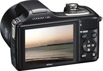 Câmera digital Nikon Coolpix L100 - Costas - Cortesia da Nikon, editada pelo Câmera versus Câmera
