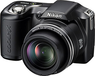 Câmera digital Nikon Coolpix L100 - Diagonal- Cortesia da Nikon, editada pelo Câmera versus Câmera