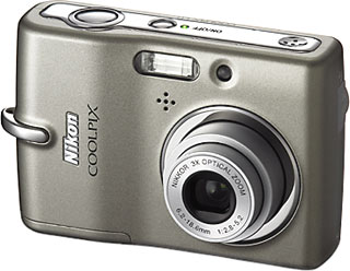 Câmera digital Nikon Coolpix L11 - Cortesia da Nikon, editada pelo Câmera versus Câmera