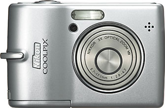 Câmera digital Nikon Coolpix L12 - Cortesia da Nikon, editada pelo Câmera versus Câmera