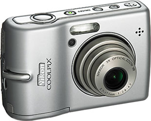 Câmera digital Nikon Coolpix L12 - Cortesia da Nikon, editada pelo Câmera versus Câmera