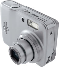 Máquina digital Nikon Coolpix L4 - Diagonal, Topo - Cortesia da Canon, editada pelo Câmera versus Câmera