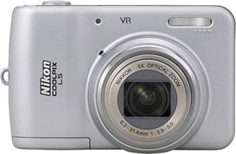Câmera digital Nikon Coolpix L5 - Cortesia da Nikon, editada pelo Câmera versus Câmera