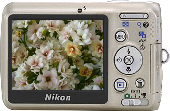 Câmera digital Nikon Coolpix L6 - Cortesia da Nikon, editada pelo Câmera versus Câmera