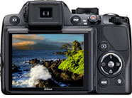 Máquina digital Nikon Coolpix P100 - Cortesia da Nikon, editada pelo Câmera versus Câmera