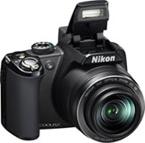 Máquina digital Nikon Coolpix P90 - Frente - Cortesia da Nikon, editada pelo Câmera versus Câmera