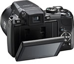 Máquina digital Nikon Coolpix P90 - Costas - Cortesia da Nikon, editada pelo Câmera versus Câmera