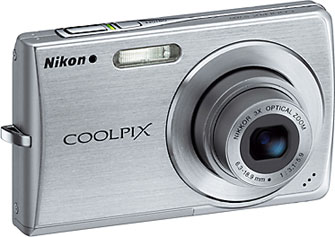 Câmera digital Nikon Coolpix S200 - Cortesia da Nikon, editada pelo Câmera versus Câmera