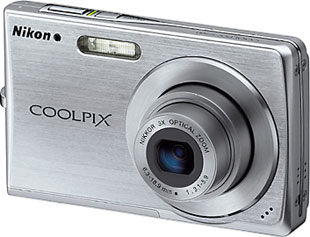 Câmera digital Nikon Coolpix S200 - Cortesia da Nikon, editada pelo Câmera versus Câmera