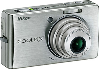 Câmera digital Nikon Coolpix S500 - Cortesia da Nikon, editada pelo Câmera versus Câmera