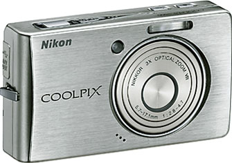 Câmera digital Nikon Coolpix S500 - Cortesia da Nikon, editada pelo Câmera versus Câmera