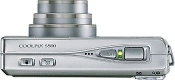Câmera digital Nikon Coolpix S500 - Cortesia da Nikon, editada pelo Câmera versus Câmera