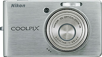Câmera digital Nikon Coolpix S500 - Cortesia da Nikon, editada pelo Câmera versus Câmera