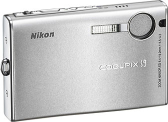 Câmera digital Nikon Coolpix S9 - Cortesia da Nikon, editada pelo Câmera versus Câmera